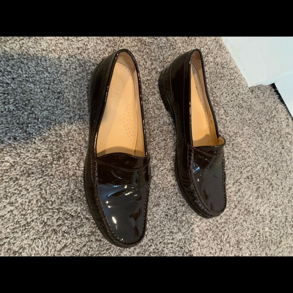 Cole Haan Sz8 chocolate brown patent leather loafer. EUC. Only worn a few times. - Picture 5 of 7